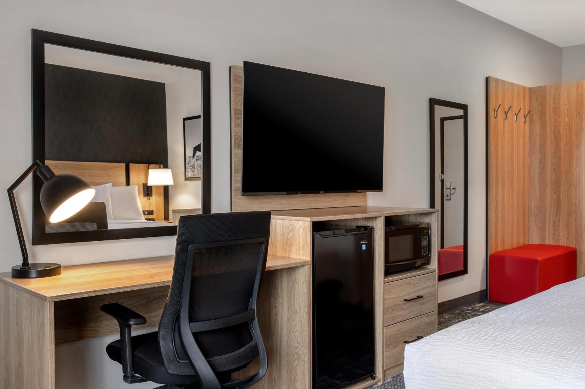 Ramada By Wyndham Cochrane Hotel Eksteriør billede