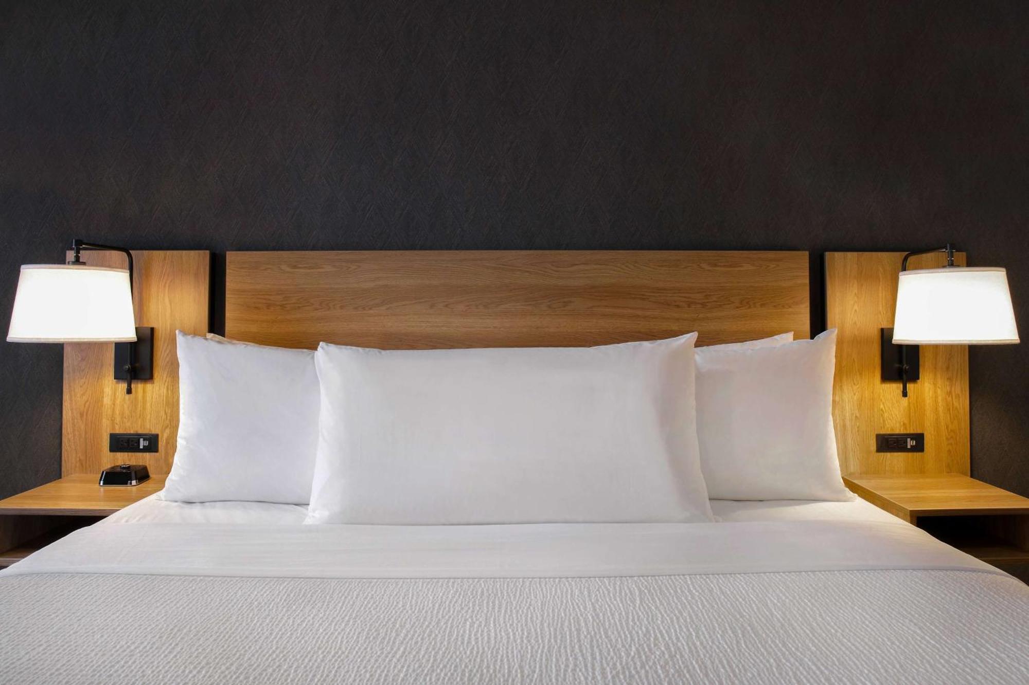 Ramada By Wyndham Cochrane Hotel Eksteriør billede