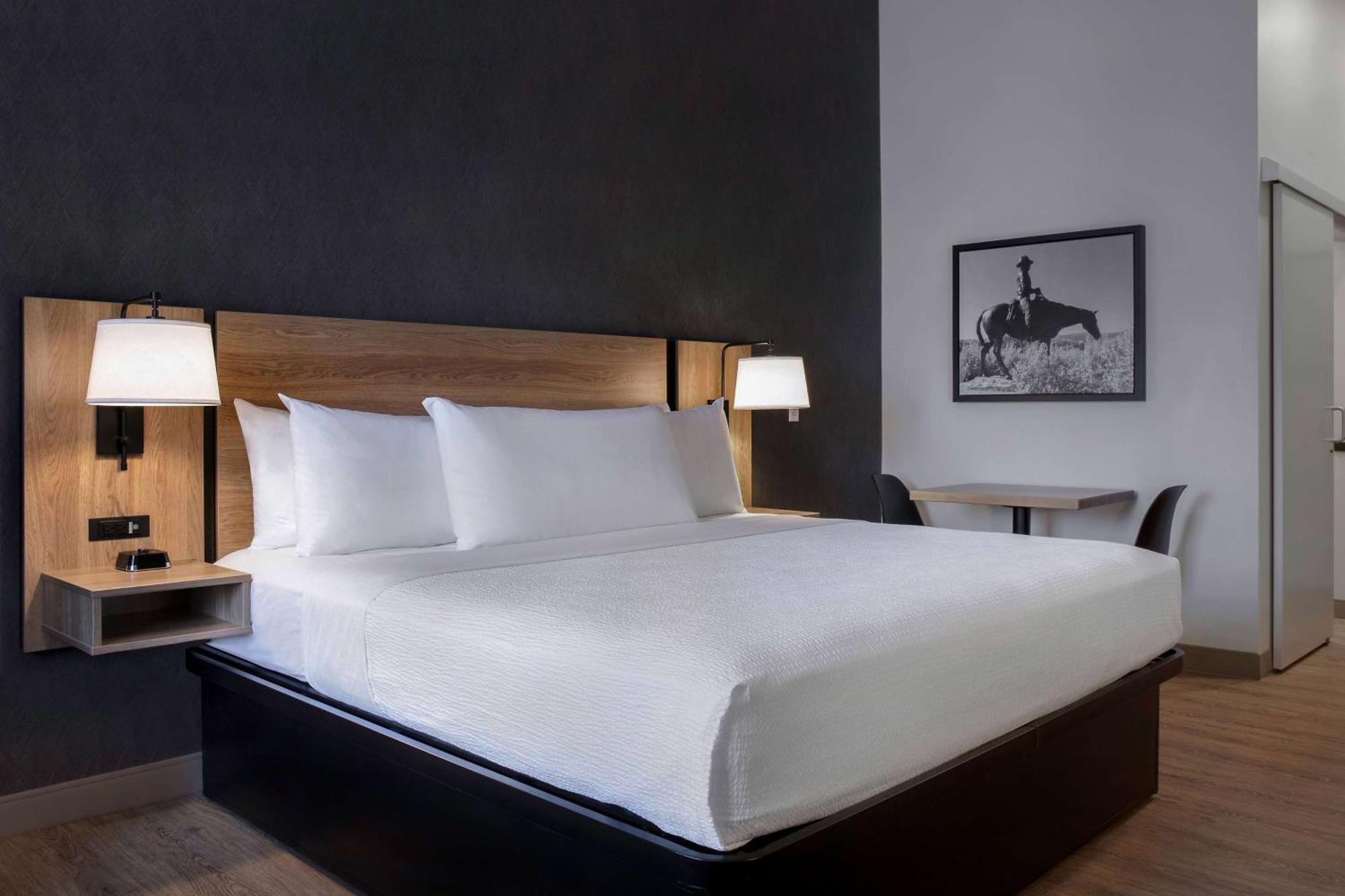 Ramada By Wyndham Cochrane Hotel Eksteriør billede