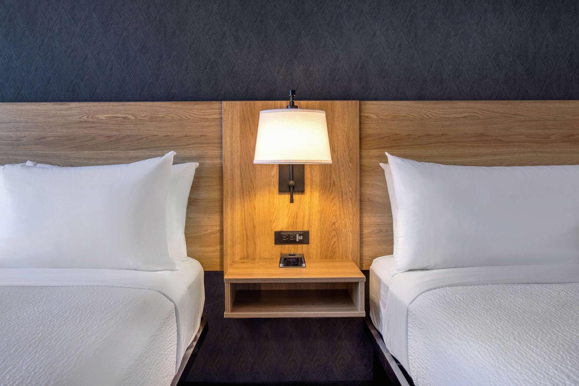 Ramada By Wyndham Cochrane Hotel Eksteriør billede