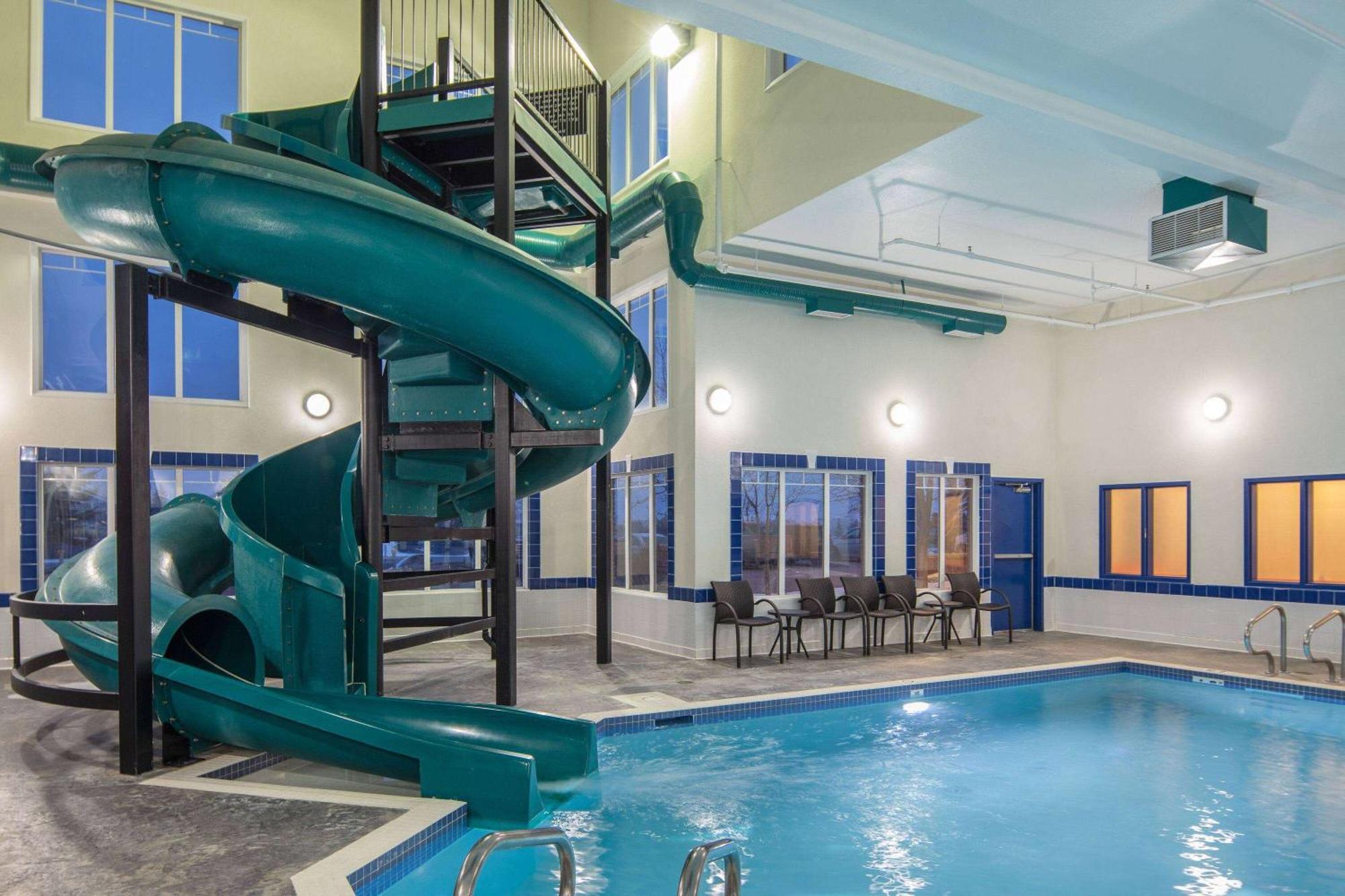 Ramada By Wyndham Cochrane Hotel Eksteriør billede