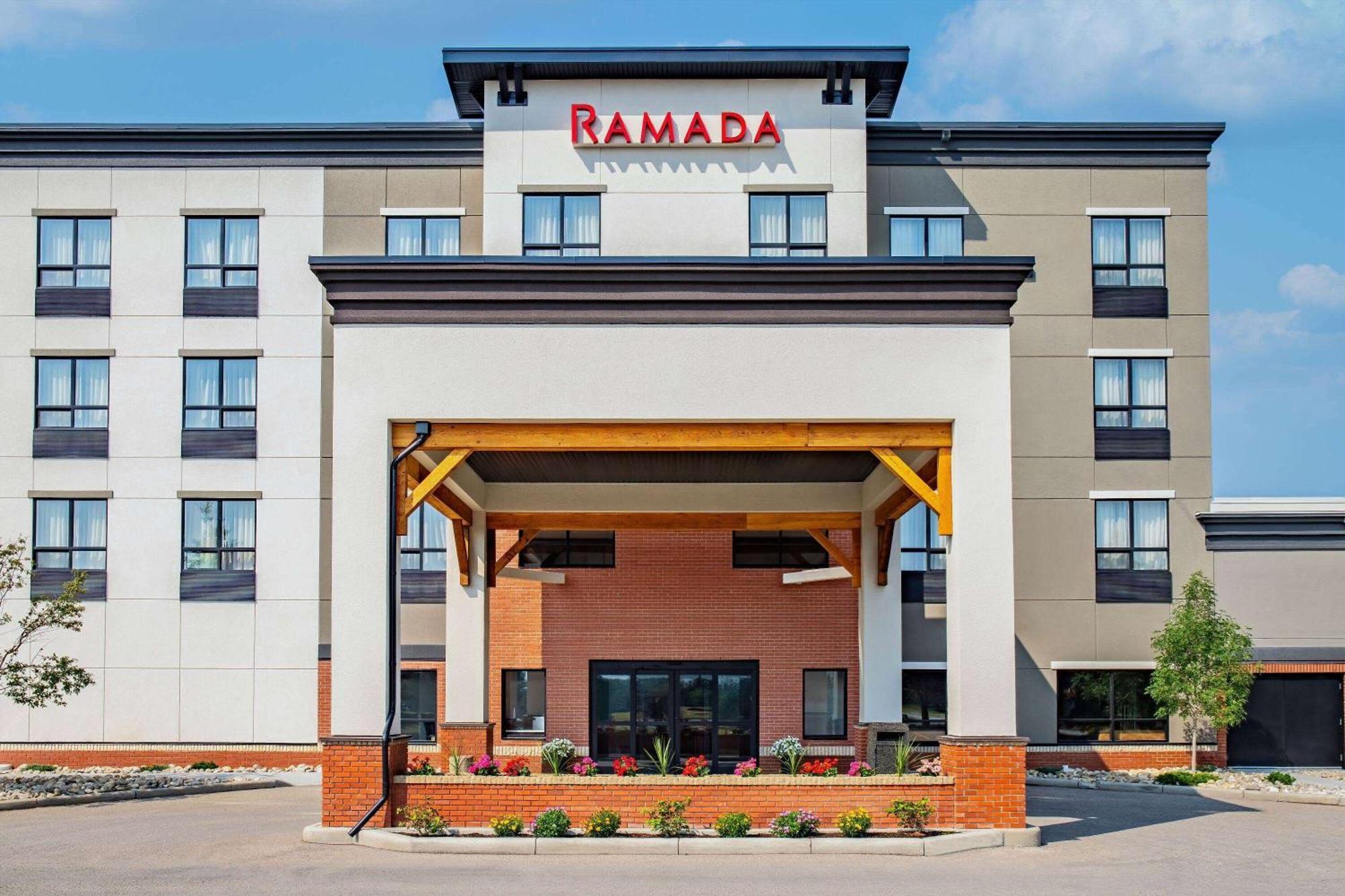 Ramada By Wyndham Cochrane Hotel Eksteriør billede