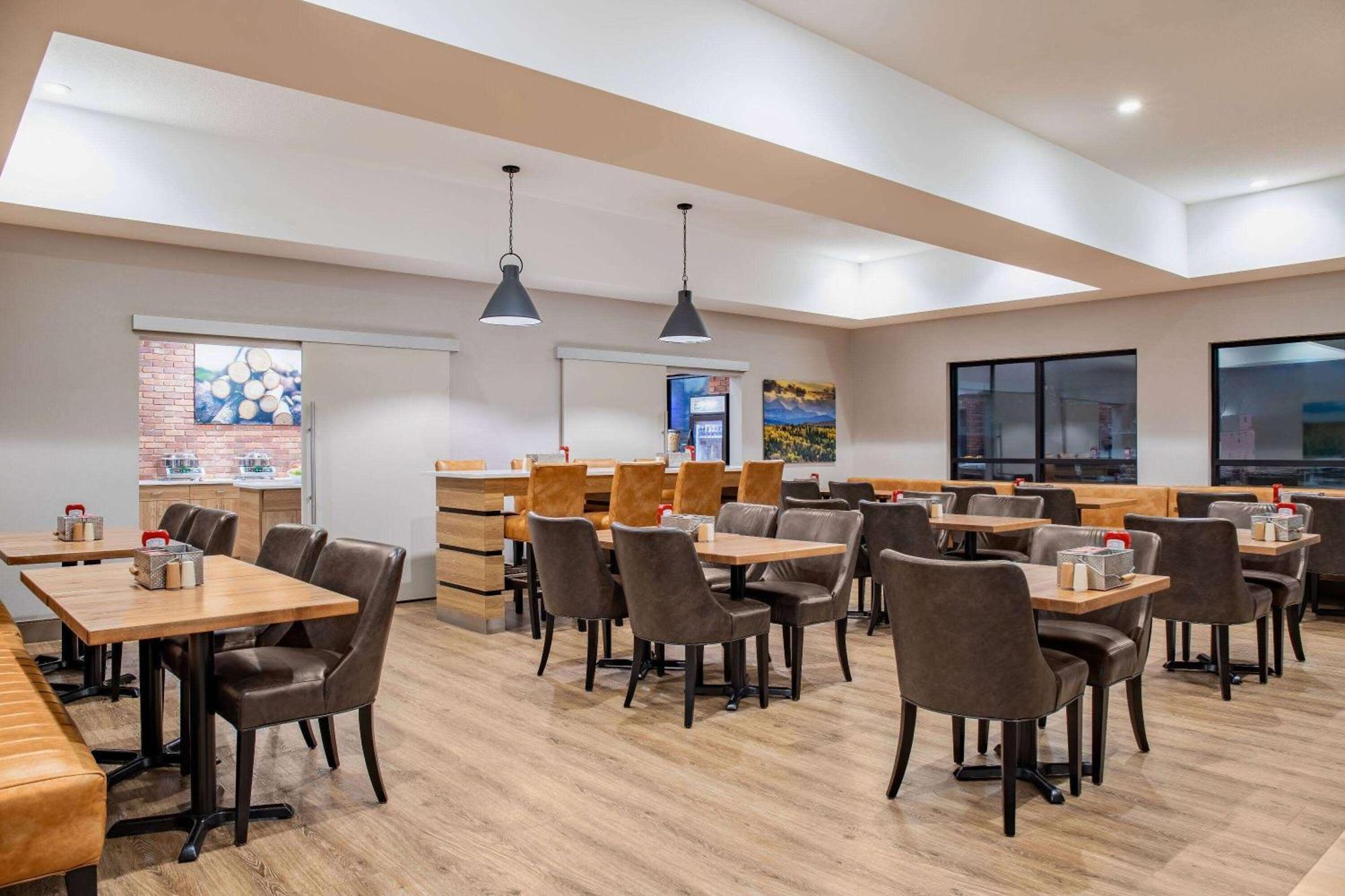 Ramada By Wyndham Cochrane Hotel Eksteriør billede